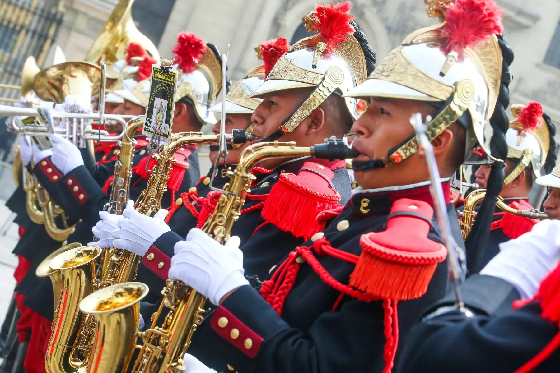 La farandola del Regimiento de Caballería “Mariscal Domingo Nieto”, escolta presidencial, interpreta el tradicional Cambio de Guardia, melodías para alentar a la selección peruana de fútbol.Foto: ANDINA/Prensa Presidencia