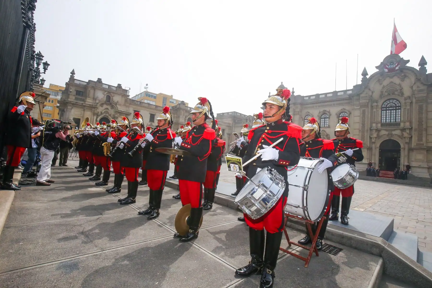 La farandola del Regimiento de Caballería “Mariscal Domingo Nieto”, escolta presidencial, interpreta el tradicional Cambio de Guardia, melodías para alentar a la selección peruana de fútbol.Foto: ANDINA/Prensa Presidencia