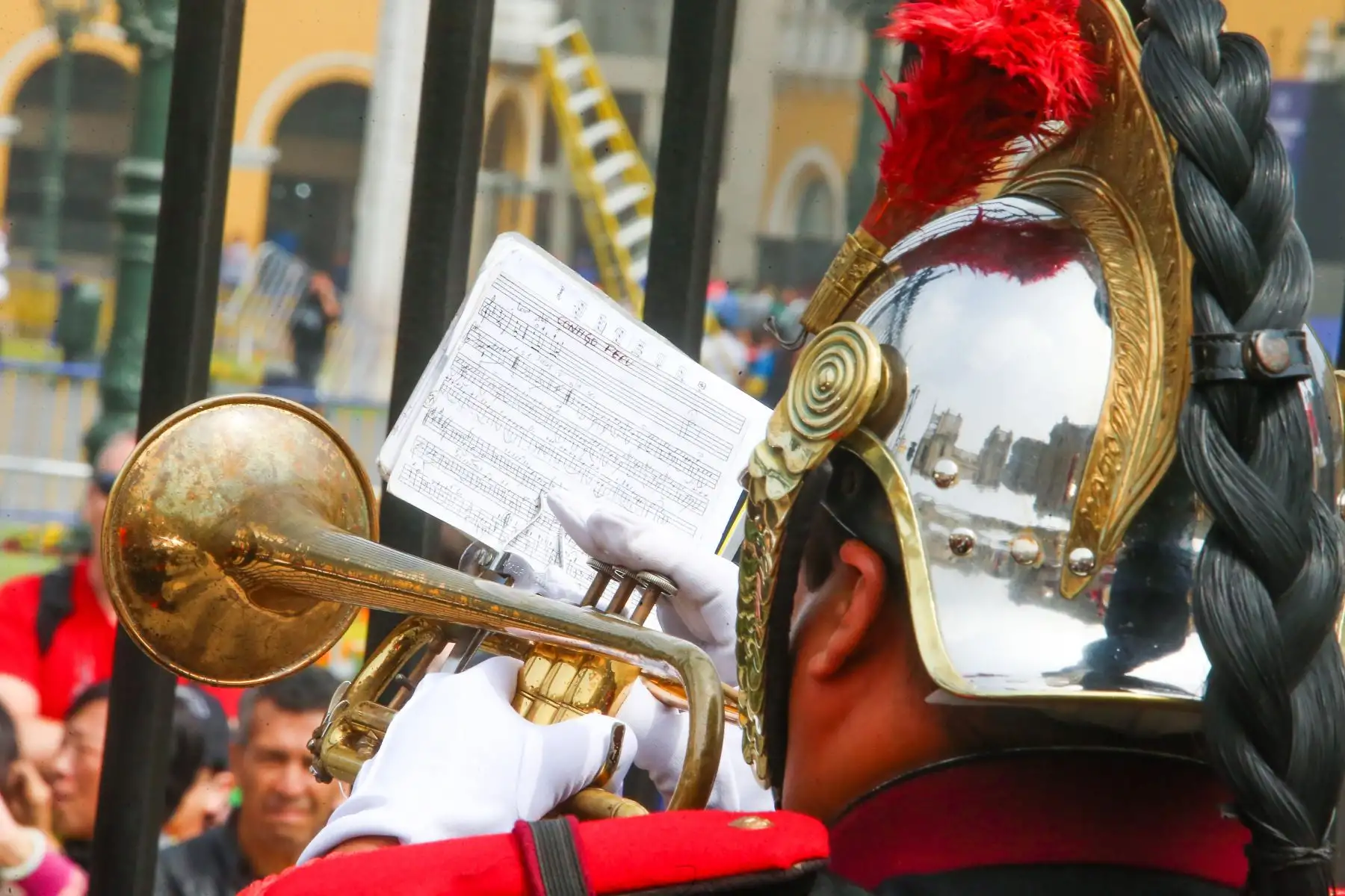 La farandola del Regimiento de Caballería “Mariscal Domingo Nieto”, escolta presidencial, interpreta el tradicional Cambio de Guardia, melodías para alentar a la selección peruana de fútbol.Foto: ANDINA/Prensa Presidencia
