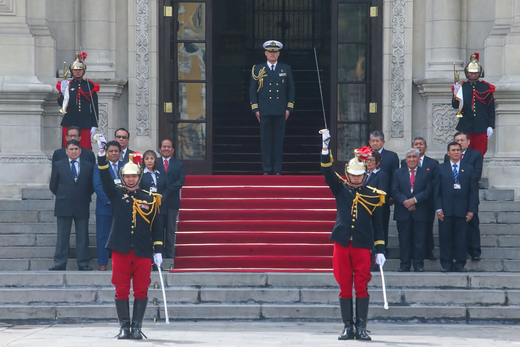 La farandola del Regimiento de Caballería “Mariscal Domingo Nieto”, escolta presidencial, interpreta el tradicional Cambio de Guardia, melodías para alentar a la selección peruana de fútbol.Foto: ANDINA/Prensa Presidencia
