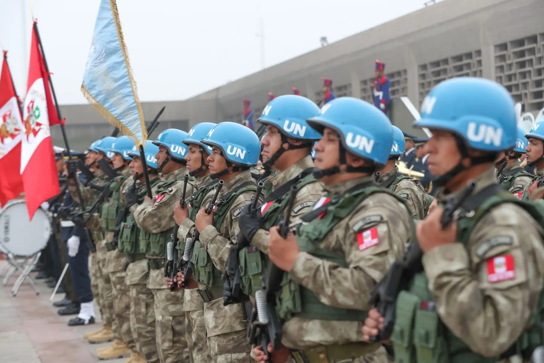 Más de 200 cascos azules peruanos que participaron en misiones de paz de las Naciones Unidas, recibieron el Cintillo de Operaciones de Paz, como reconocimiento a su contribución a la pacificación, estabilización y desarrollo de los países adonde fueron destacados, en una ceremonia que fue presidida por el ministro de Defensa, José Huerta Torres, en el Cuartel General del Ejército.Foto: ANDINA/Mindef
