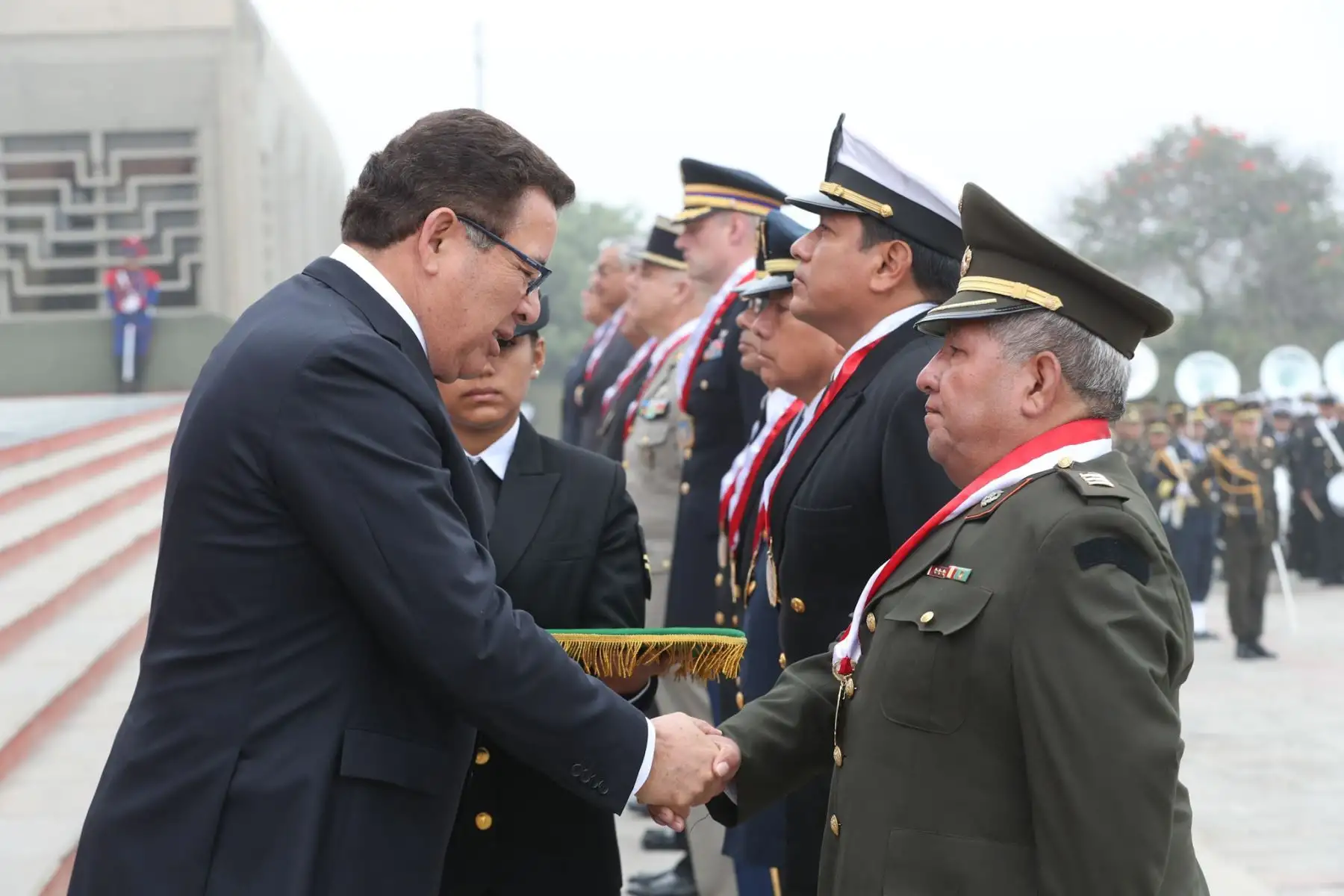 Más de 200 cascos azules peruanos que participaron en misiones de paz de las Naciones Unidas, recibieron el Cintillo de Operaciones de Paz, como reconocimiento a su contribución a la pacificación, estabilización y desarrollo de los países adonde fueron destacados, en una ceremonia que fue presidida por el ministro de Defensa, José Huerta Torres, en el Cuartel General del Ejército.Foto: ANDINA/Mindef