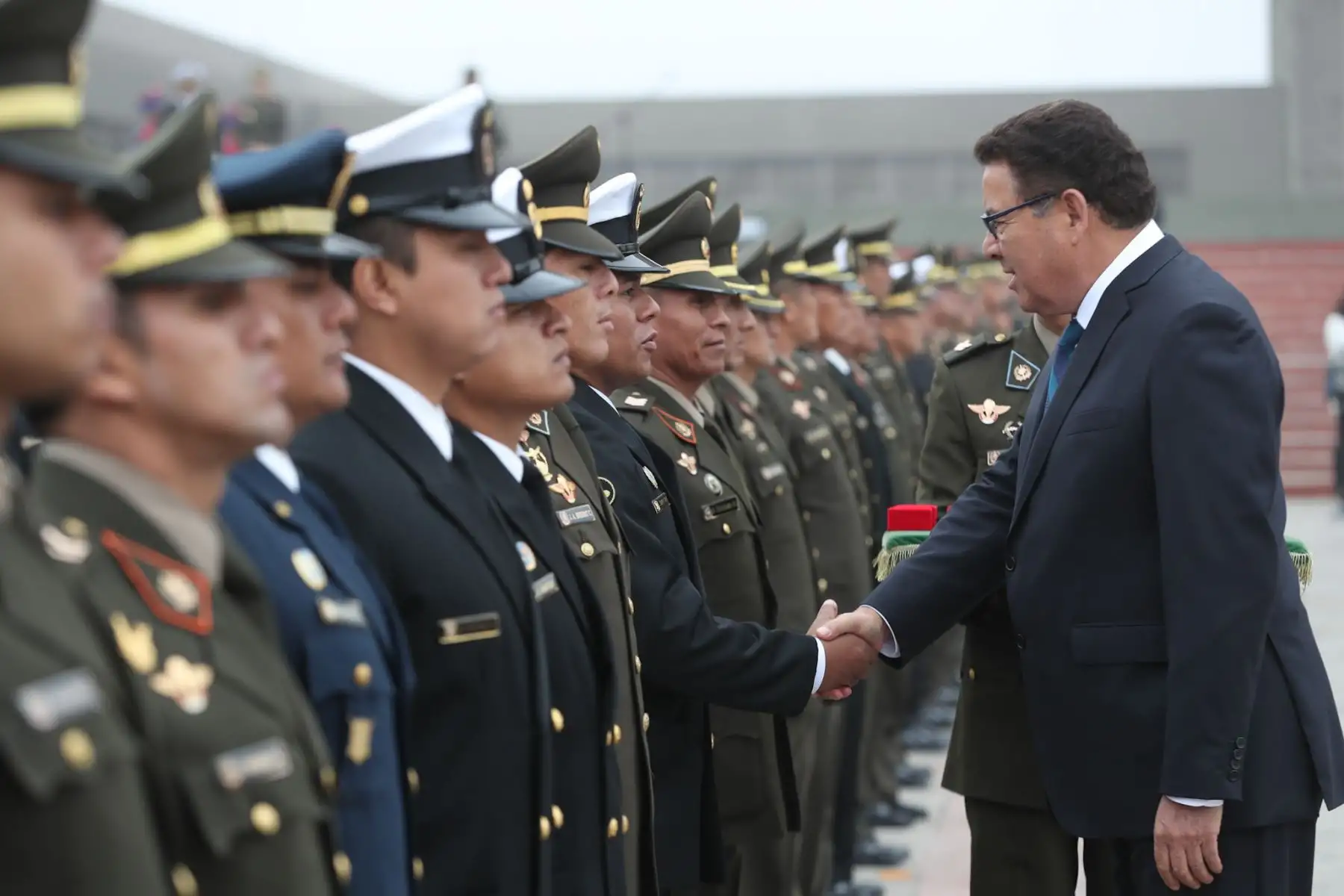 Más de 200 cascos azules peruanos que participaron en misiones de paz de las Naciones Unidas, recibieron el Cintillo de Operaciones de Paz, como reconocimiento a su contribución a la pacificación, estabilización y desarrollo de los países adonde fueron destacados, en una ceremonia que fue presidida por el ministro de Defensa, José Huerta Torres, en el Cuartel General del Ejército.Foto: ANDINA/Mindef