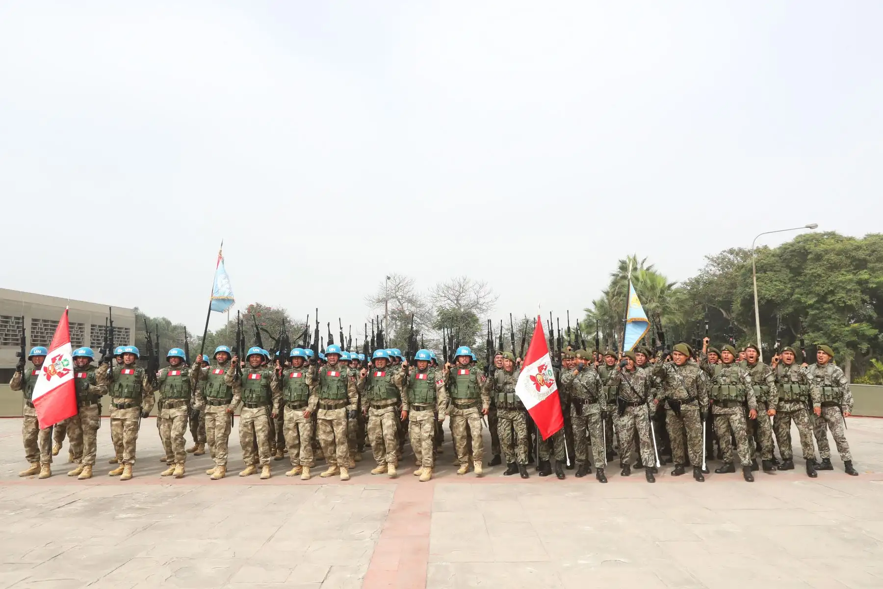 Más de 200 cascos azules peruanos que participaron en misiones de paz de las Naciones Unidas, recibieron el Cintillo de Operaciones de Paz, como reconocimiento a su contribución a la pacificación, estabilización y desarrollo de los países adonde fueron destacados, en una ceremonia que fue presidida por el ministro de Defensa, José Huerta Torres, en el Cuartel General del Ejército.Foto: ANDINA/Mindef