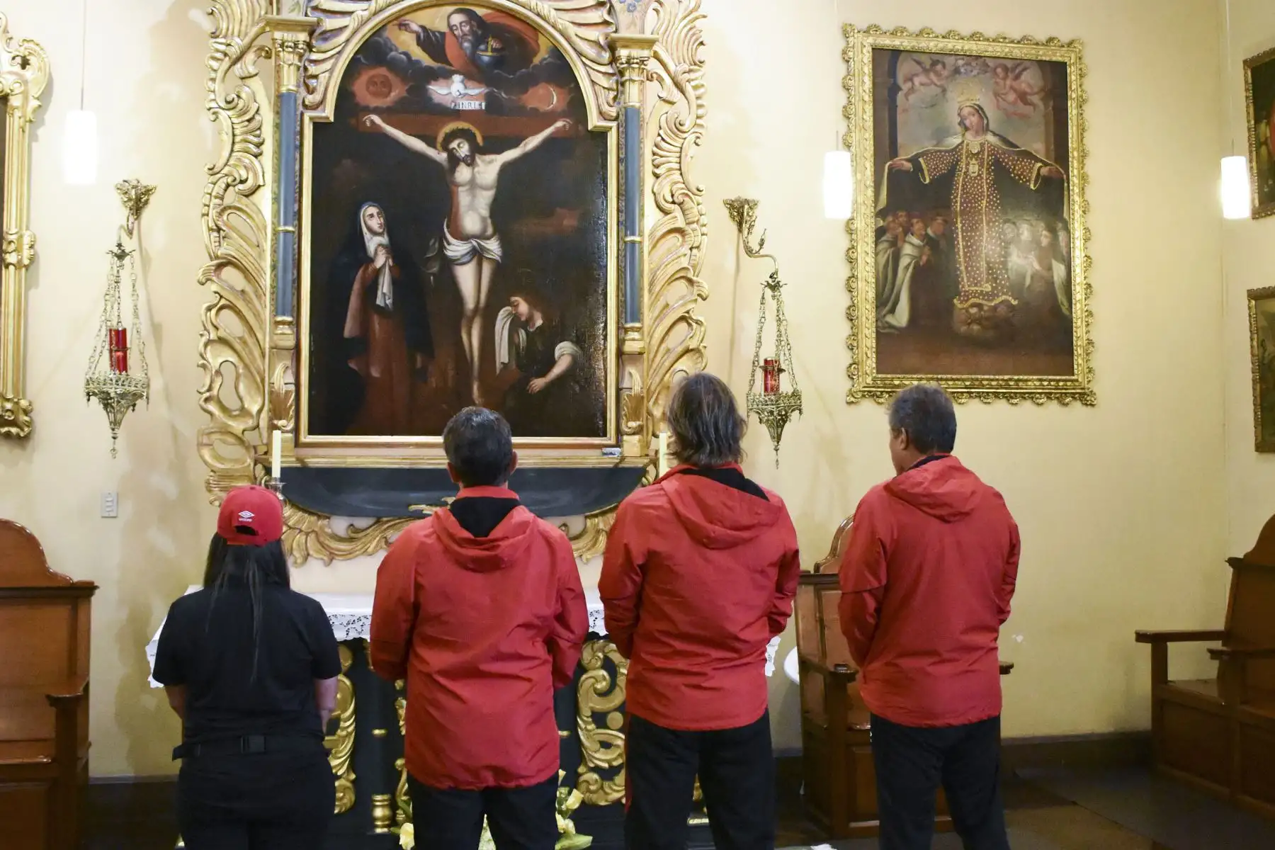 En la víspera de partir rumbo al Mundial de Rusia 2018, el director técnico de la selección peruana de fútbol, Ricardo Gareca, llegó hasta el santuario de las Nazarenas para rezar frente a la imagen del Señor de los Milagros. Foto: ANDINA/Arzobispado de Lima.