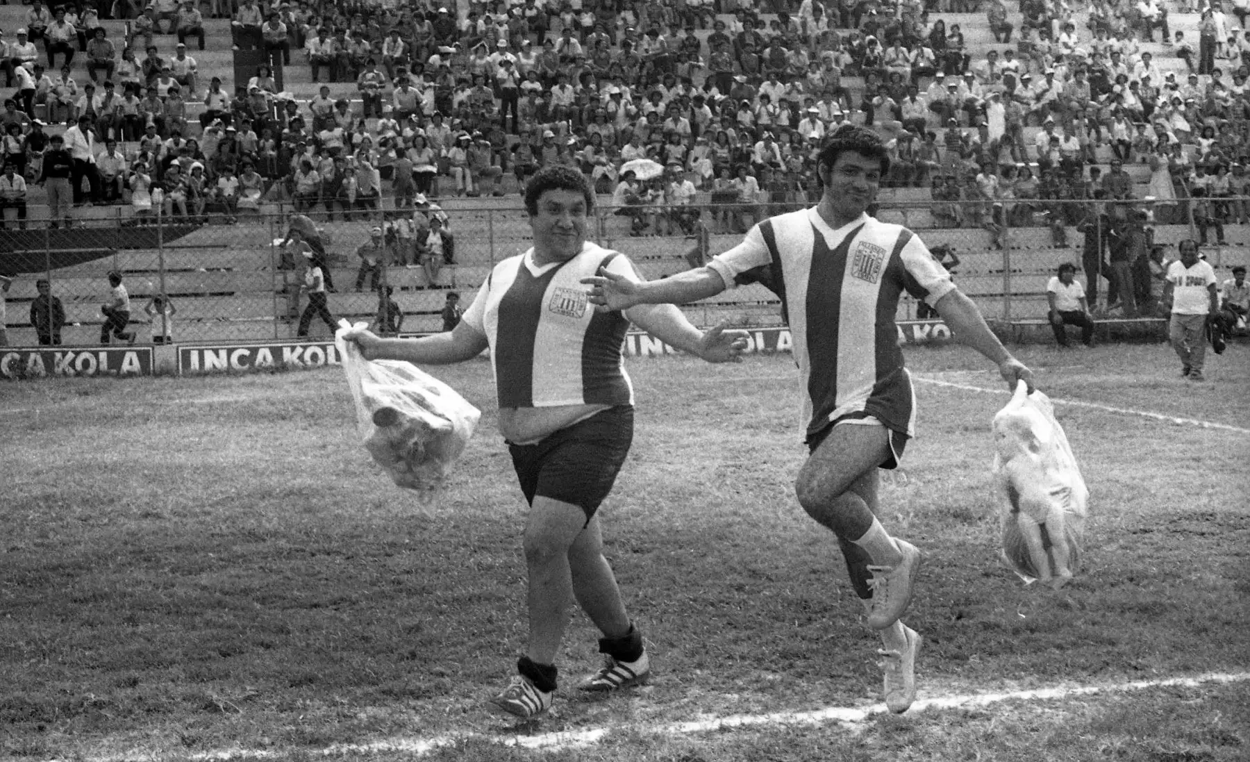 19 diciembre 1982 / Los actores cómicos peruanos Gordo Casaretto y Miguelito Barraza participan en un animado encuentro futbolístico, al lado de otros personajes de la farándula nacional, haciendo derroche de inusitadas ocurrencias. Foto: ANDINA/archivo.