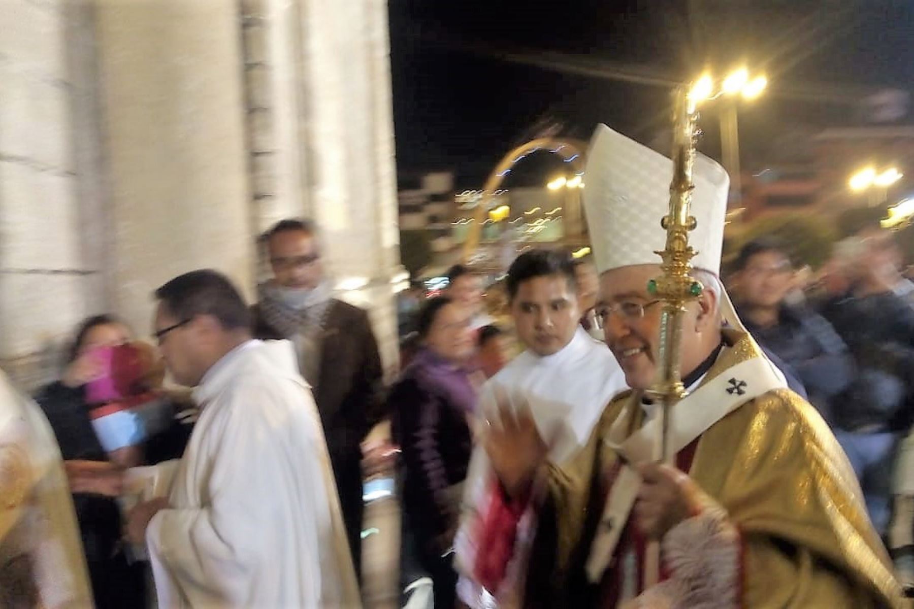 Feligreses de Huancayo saludan a futuro cardenal, monseñor Pedro Barreto. ANDINA/Pedro Tinoco