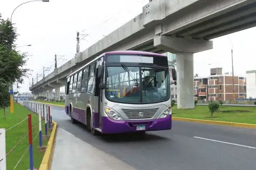 Un bus del corredor morado protagonizó un fatal accidente esta madrugada que dejó tres muertos. ANDINA/Difusión
