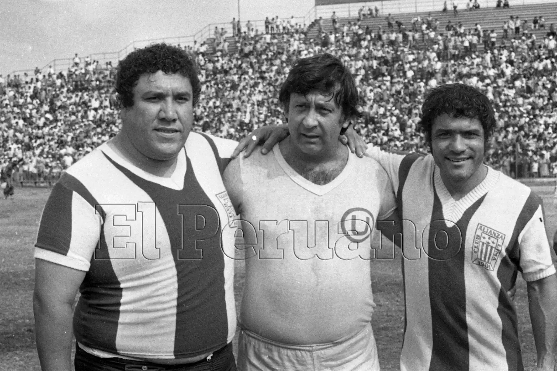 Lima - 19 diciembre 1982 / Actores cómicos (iz a de): el "Gordo Casaretto", Tulio Loza, y Miguelito Barraza participan en un encuentro futbolístico entre los integrantes de programas humorísticos de TV "Risas y Salsa" y Tulio Loza.Foto: ANDINA/ARCHIVO HISTORICO DE EL PERUANO