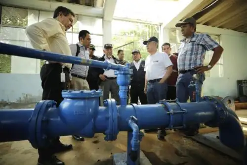 En visita realizada al distrito de Olmos, en la región Lambayeque, el ministro de Vivienda, Construcción y Saneamiento, Javier Piqué, informó que el equipo técnico de dicho portafolio trabajará para asegurar que los dos pozos de agua, actualmente en operación, funcionen al 100% y que se rehabilite el pozo N° 2 para mejorar la dotación de agua durante más horas y de forma más homogénea en las áreas urbanas y rurales.