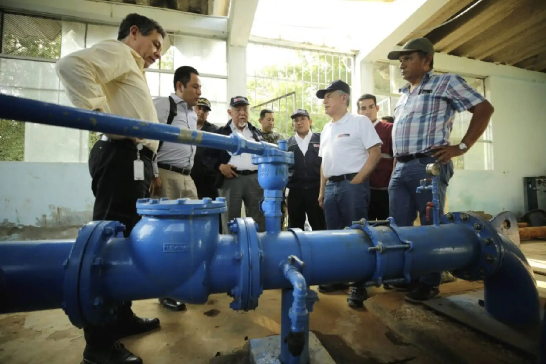 En visita realizada al distrito de Olmos, en la región Lambayeque, el ministro de Vivienda, Construcción y Saneamiento, Javier Piqué, informó que el equipo técnico de dicho portafolio trabajará para asegurar que los dos pozos de agua, actualmente en operación, funcionen al 100% y que se rehabilite el pozo N° 2 para mejorar la dotación de agua durante más horas y de forma más homogénea en las áreas urbanas y rurales.