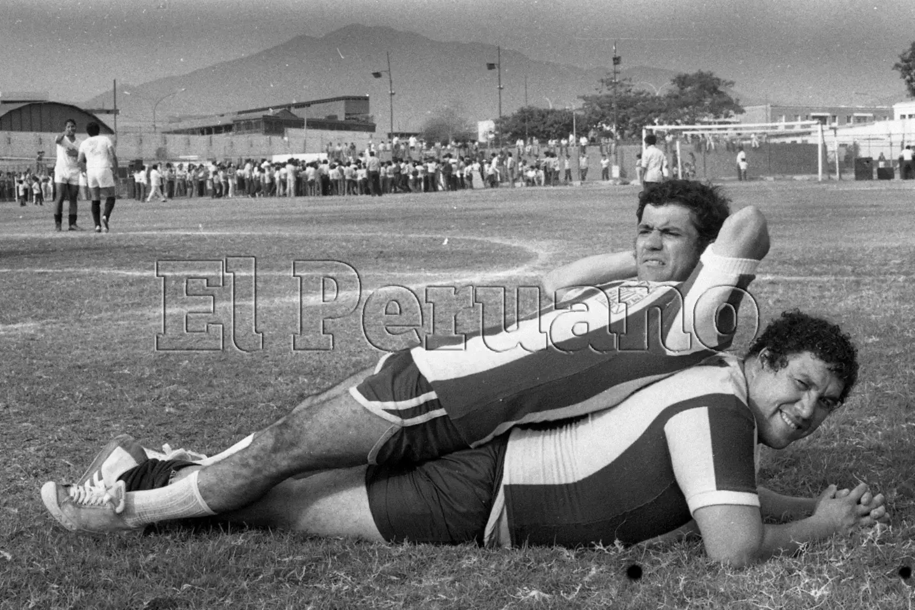 Lima - 19 diciembre 1982 / El actor cómico peruano, más conocido como el "Gordo Casaretto", y el popular Miguelito Barraza participan en un animado encuentro futbolístico al lado de otros personajes de la farándula nacional, haciendo derroche de inusitadas ocurrencias.Foto: ARCHIVO HISTORICO EL PERUANO