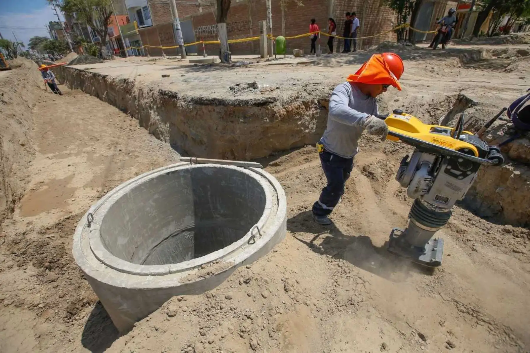 El viceministro de Construcción y Saneamiento, Juan Tarazona, inspeccionará mañana los trabajos de mejoramiento y ampliación del sistema de agua potable y alcantarillado sanitario de los centros poblados Huanchaquito, El Trópico y Las Lomas, en el distrito Huanchaco, provincia Trujillo, en la región La Libertad.
