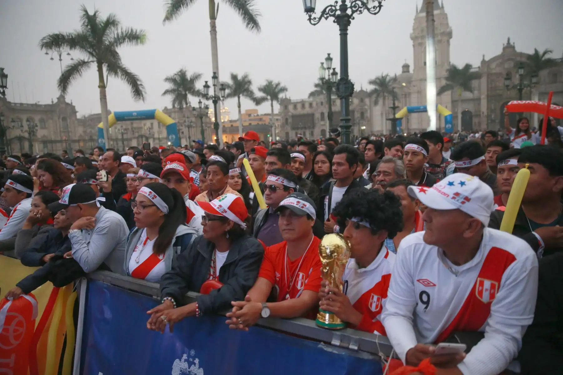 Miles de hinchas asisten a la Plaza Mayor de Lima para alentar a la selección peruana en su partido amistoso contra Escocia. Foto: ANDINA/Vidal Tarqui.