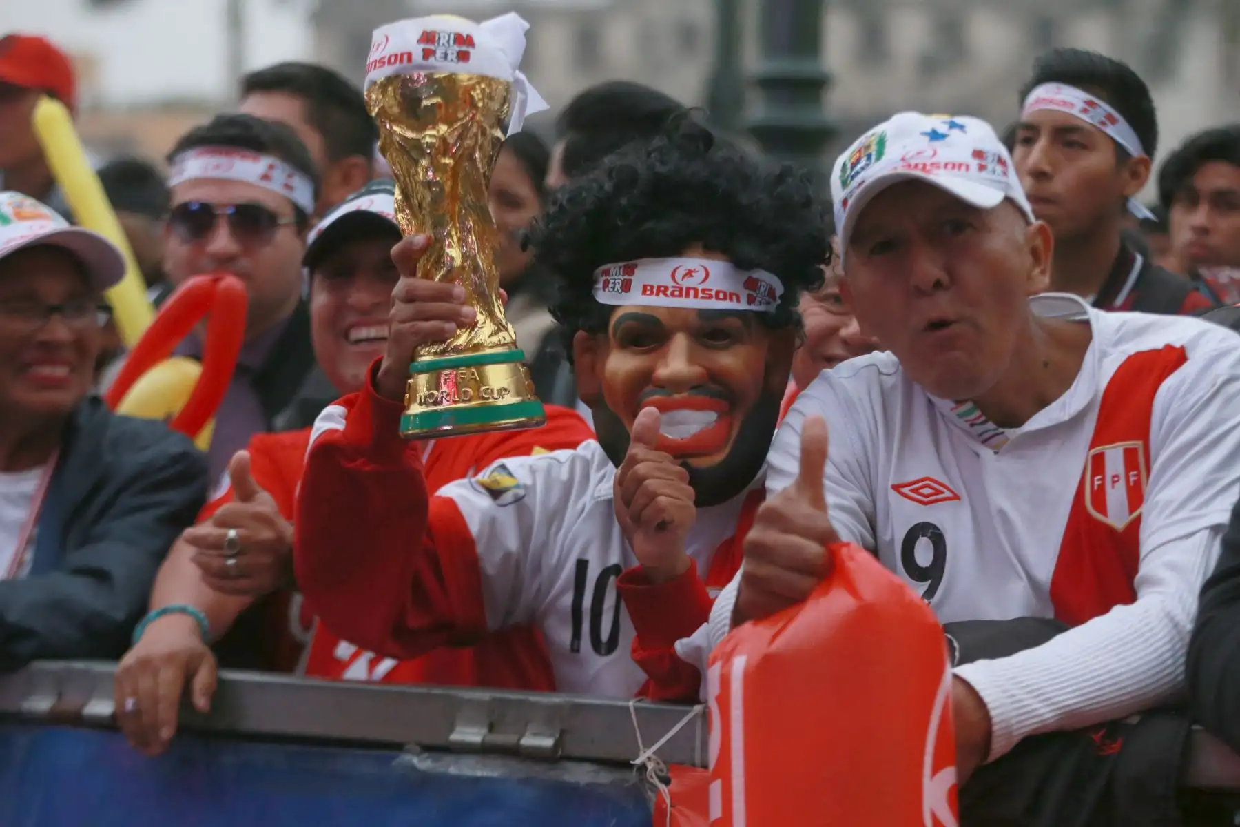 Miles de hinchas asisten a la Plaza Mayor de Lima para alentar a la selección peruana en su partido amistoso contra Escocia. Foto: ANDINA/Vidal Tarqui.