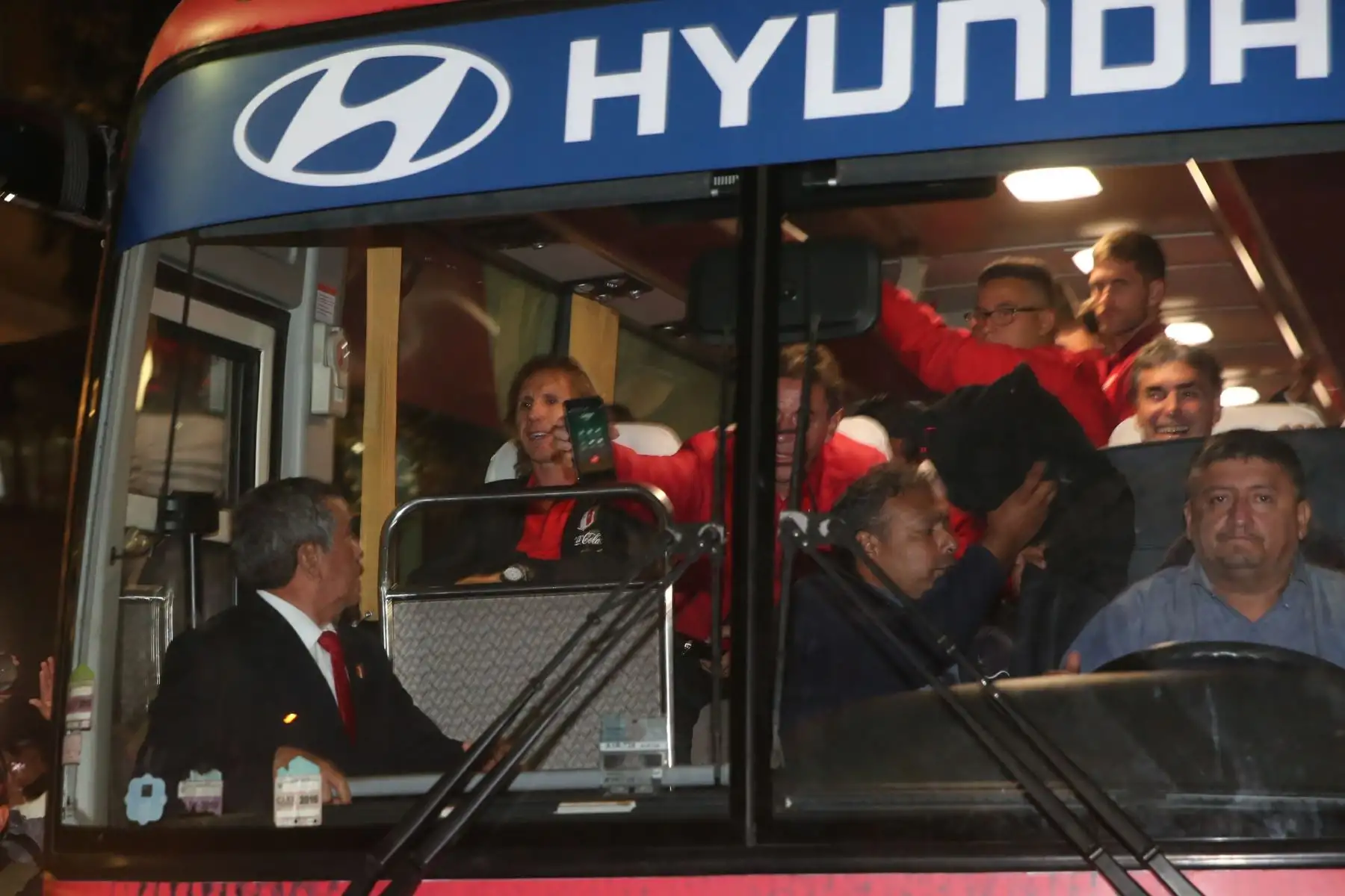 Bus de la selección nacional en camino al Estadio Nacional para el partido Peru - Escocia. Foto: ANDINA/Dante Zegarra.