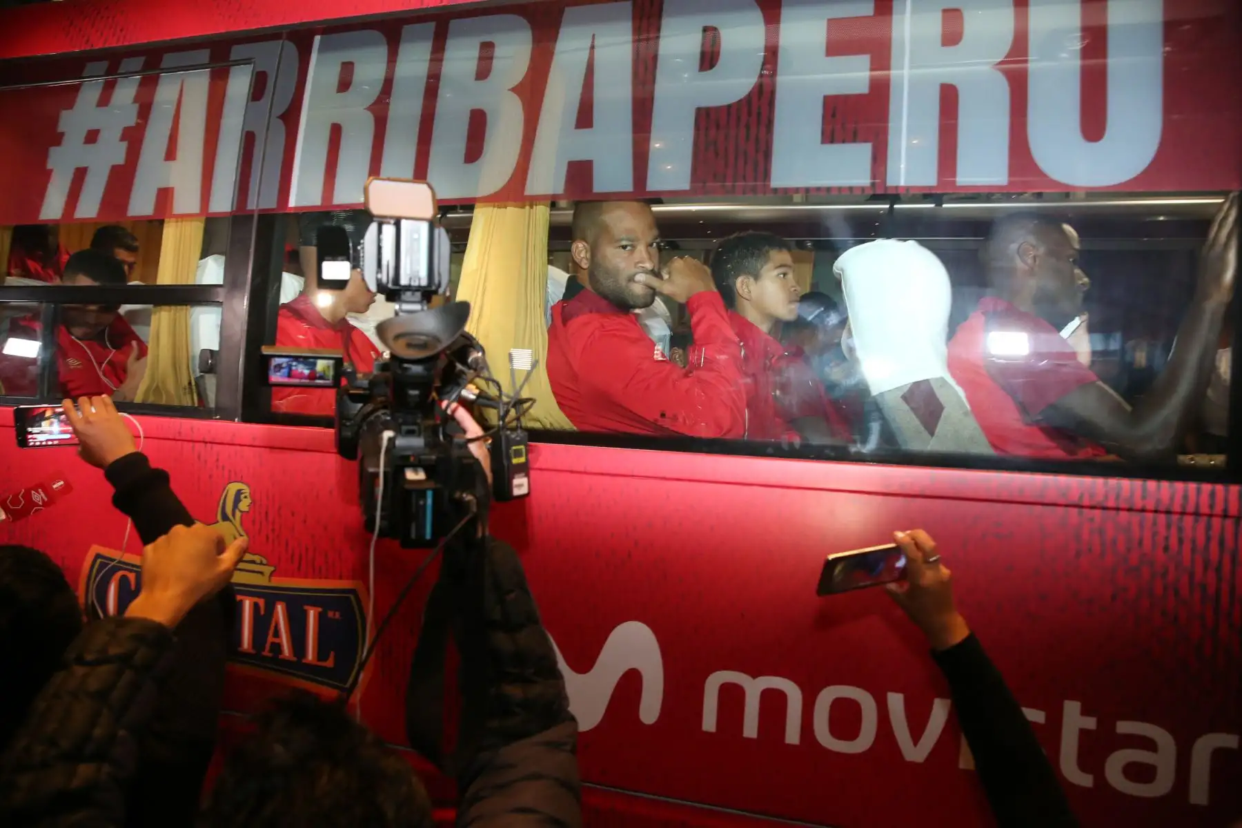 Bus de la selección nacional en camino al Estadio Nacional para el partido Peru - Escocia. Foto: ANDINA/Dante Zegarra.