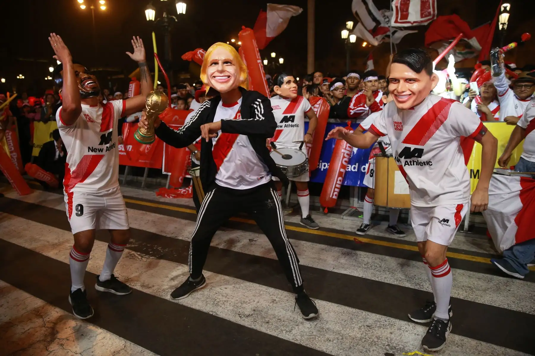 Muñecos de los jugadores de la selección peruana bailan previo al partido amistoso de  Perú vs. Escocia en la Plaza Mayor de Lima.Foto: ANDINA/Vidal Tarqui