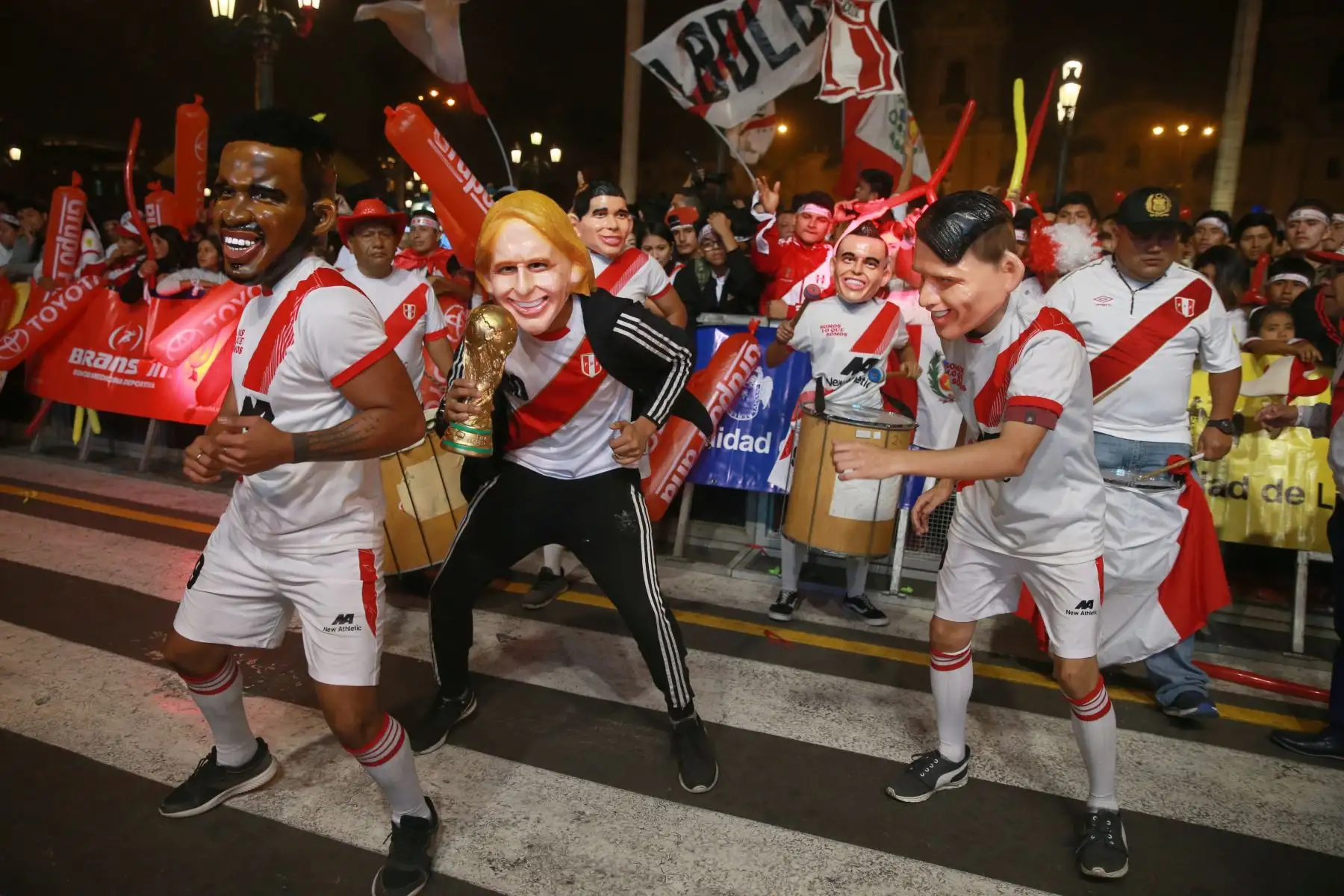 Muñecos de los jugadores de la selección peruana bailan previo al partido amistoso de  Perú vs. Escocia en la Plaza Mayor de Lima.Foto: ANDINA/Vidal Tarqui