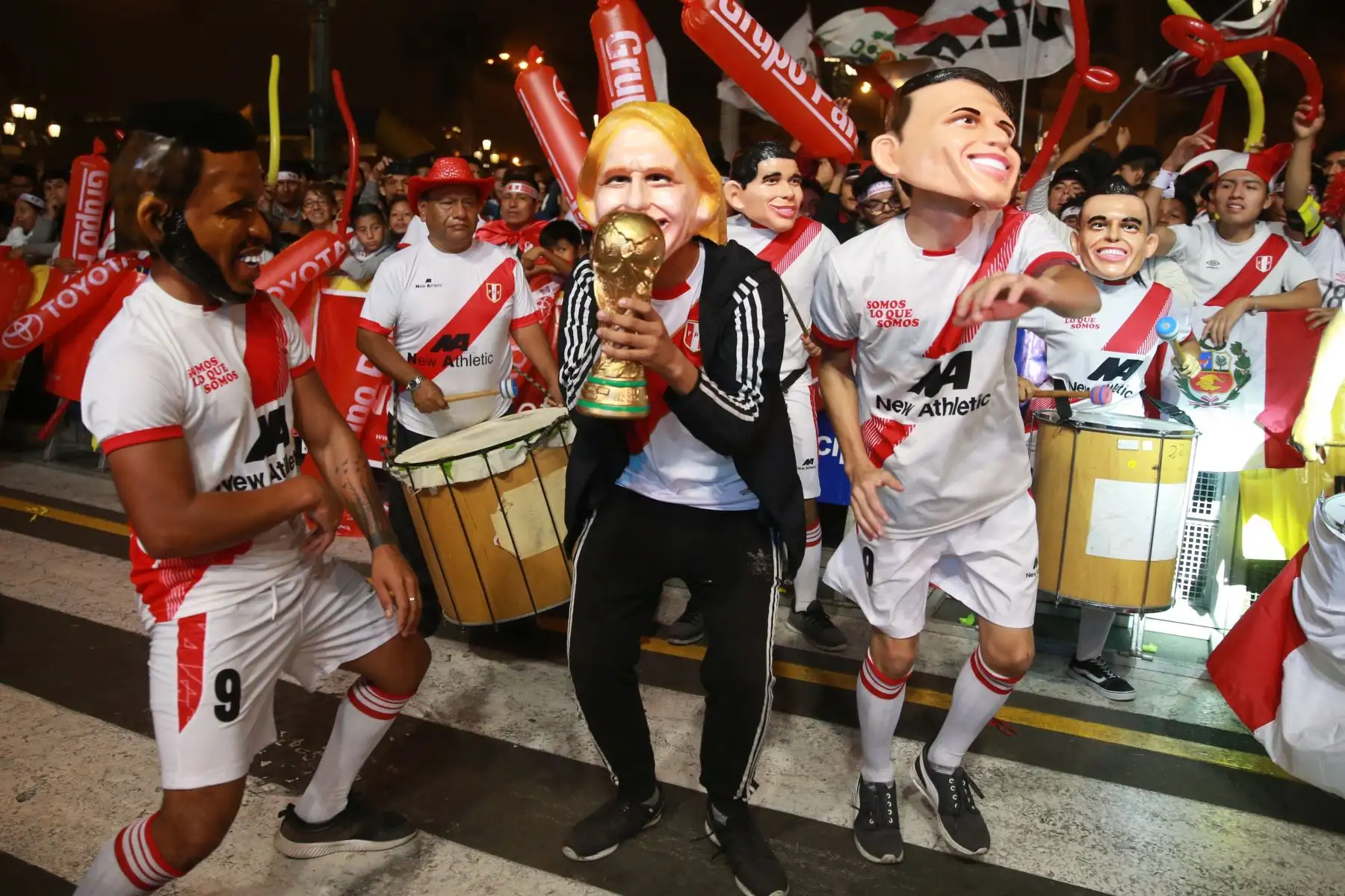 Muñecos de los jugadores de la selección peruana bailan previo al partido amistoso de  Perú vs. Escocia en la Plaza Mayor de Lima.Foto: ANDINA/Vidal Tarqui