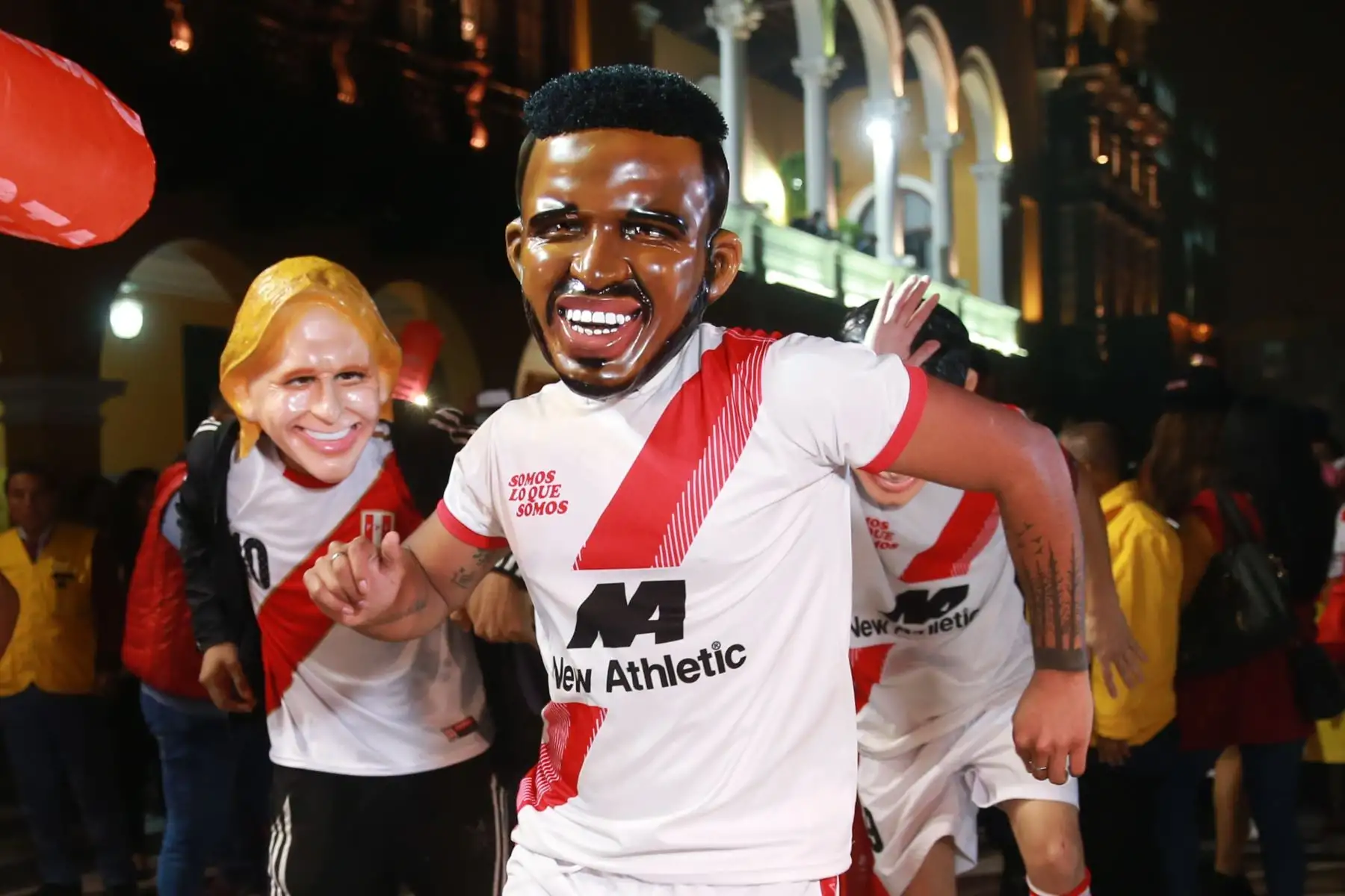Muñecos de los jugadores de la selección peruana bailan previo al partido amistoso de  Perú vs. Escocia en la Plaza Mayor de Lima.Foto: ANDINA/Vidal Tarqui