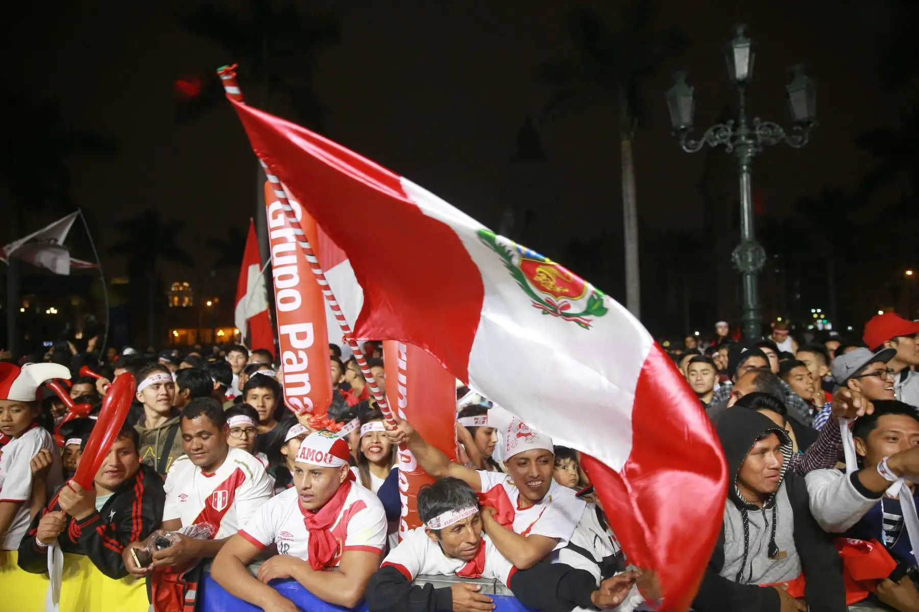 Miles de hinchas asisten a la Plaza Mayor de Lima para alentar a la selección peruana en su partido amistoso contra Escocia Foto. ANDINA/Vidal Tarqui