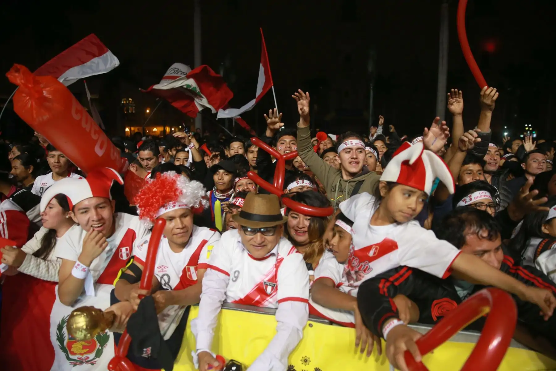 Miles de hinchas asisten a la Plaza Mayor de Lima para alentar a la selección peruana en su partido amistoso contra Escocia Foto. ANDINA/Vidal Tarqui
