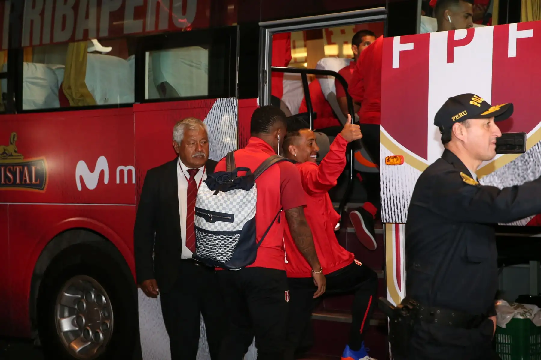 Seleccion peruana en camino al Estadio Nacional para el partido Peru - Escocia. Foto: ANDINA/Dante Zegarra.
