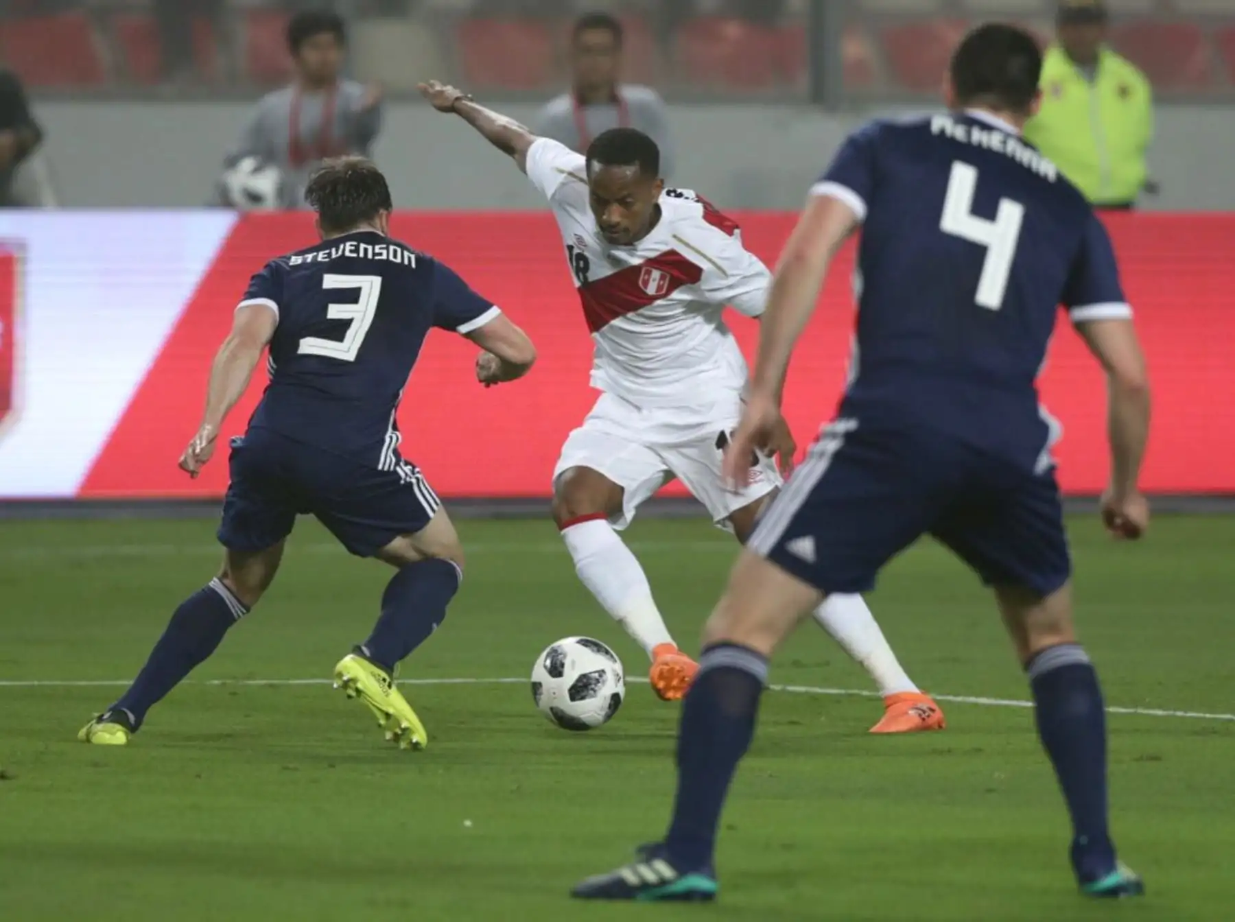 El  jugador peruano André Carrillo realizó un gran desborde para asistir a su compañero Farfan.Foto:FPF
