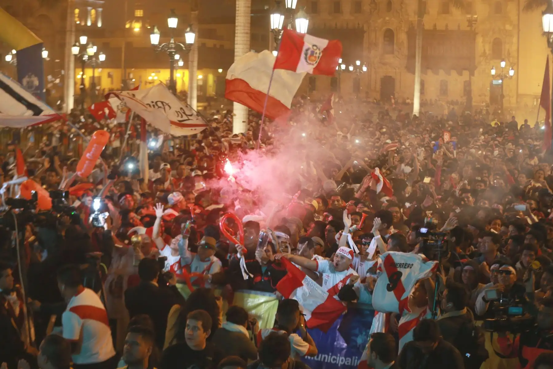Miles de hinchas asisten a la Plaza Mayor de Lima para alentar a la selección peruana en su partido amistoso contra Escocia Foto. ANDINA/Vidal Tarqui