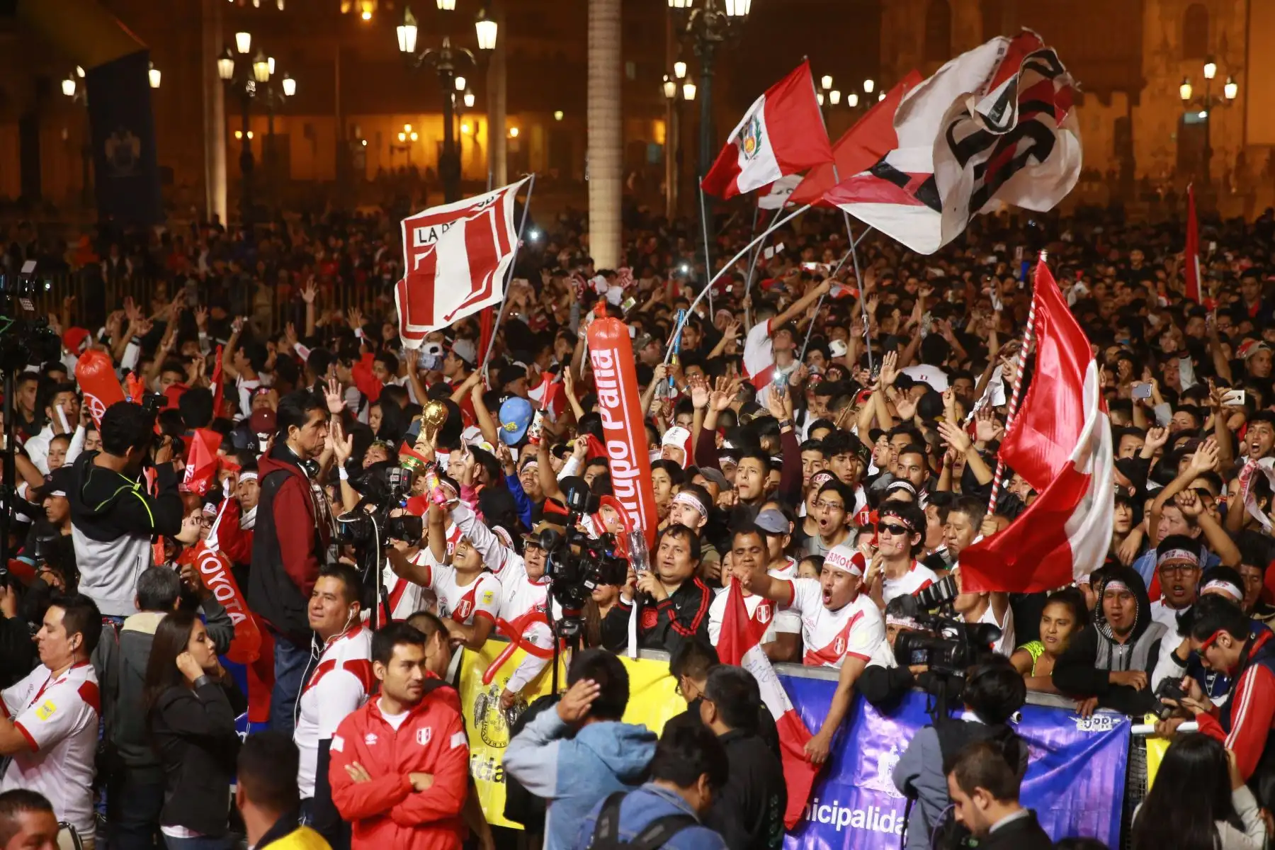 Miles de hinchas asisten a la Plaza Mayor de Lima para alentar a la selección peruana en su partido amistoso contra Escocia Foto. ANDINA/Vidal Tarqui