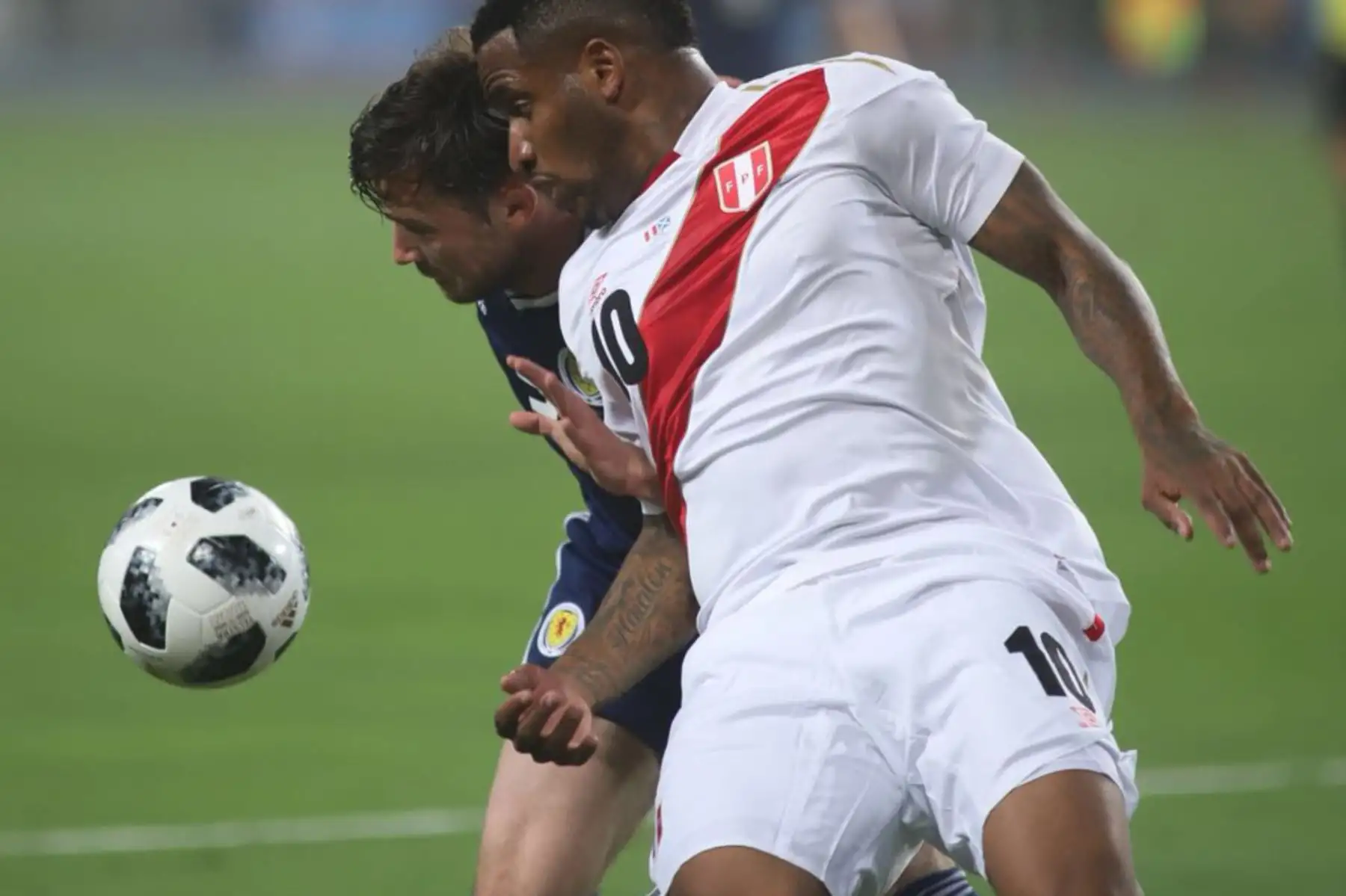 Jeferson Farfán disputa un balón con Stephen O