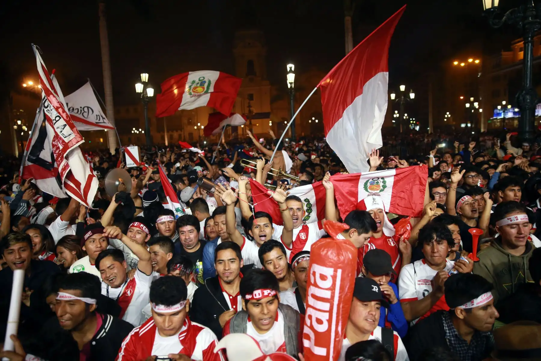 Miles de hinchas asisten a la Plaza Mayor de Lima para alentar a la selección peruana en su partido amistoso contra Escocia Foto. ANDINA/Vidal Tarqui