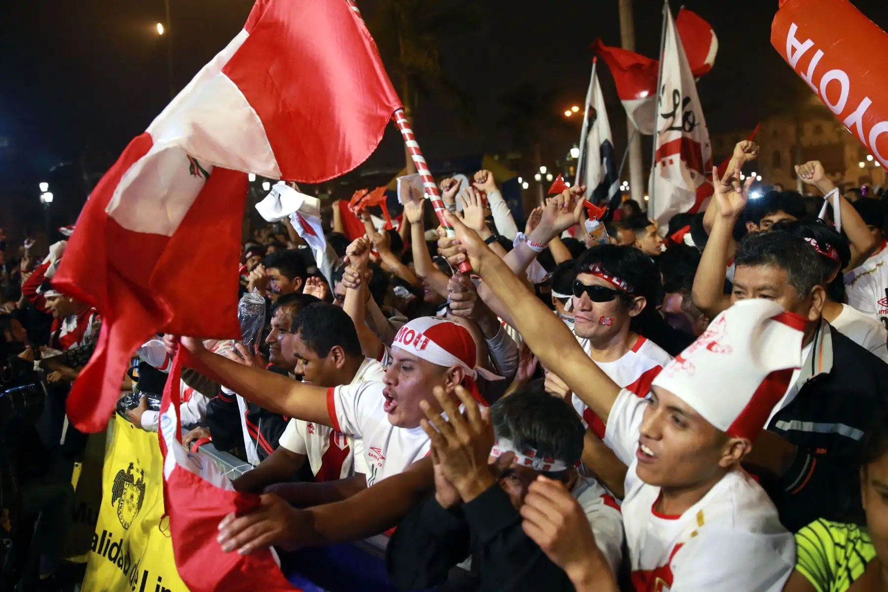 Miles de hinchas asisten a la Plaza Mayor de Lima para alentar a la selección peruana en su partido amistoso contra Escocia Foto. ANDINA/Vidal Tarqui
