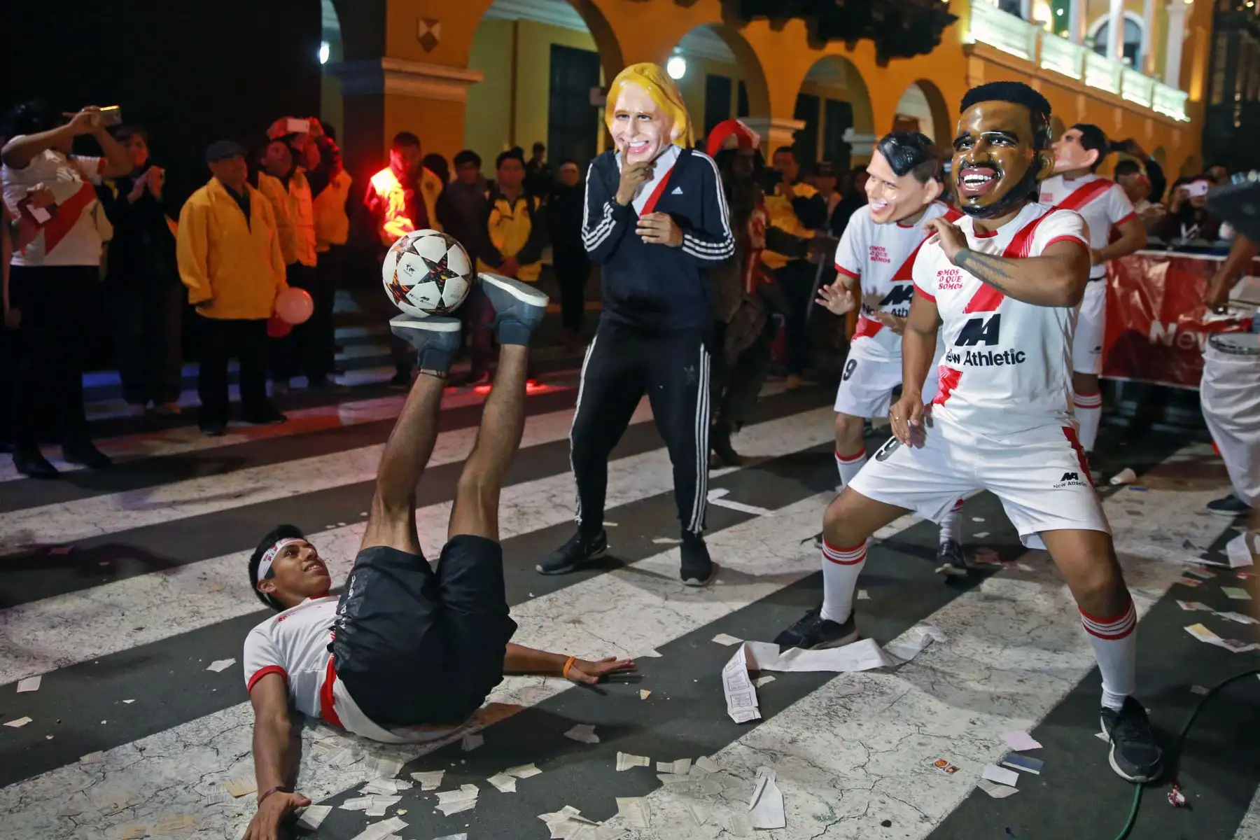 Miles de hinchas asisten a la Plaza Mayor de Lima para alentar a la selección peruana en su partido amistoso contra Escocia Foto. ANDINA/Vidal Tarqui