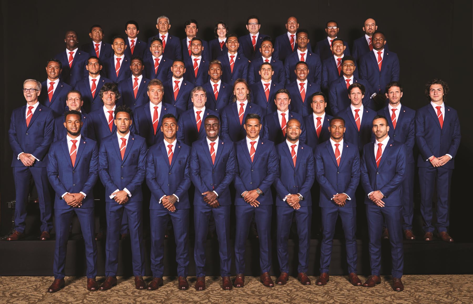 El plantel completo de la selección peruana posó con los trajes de gala.