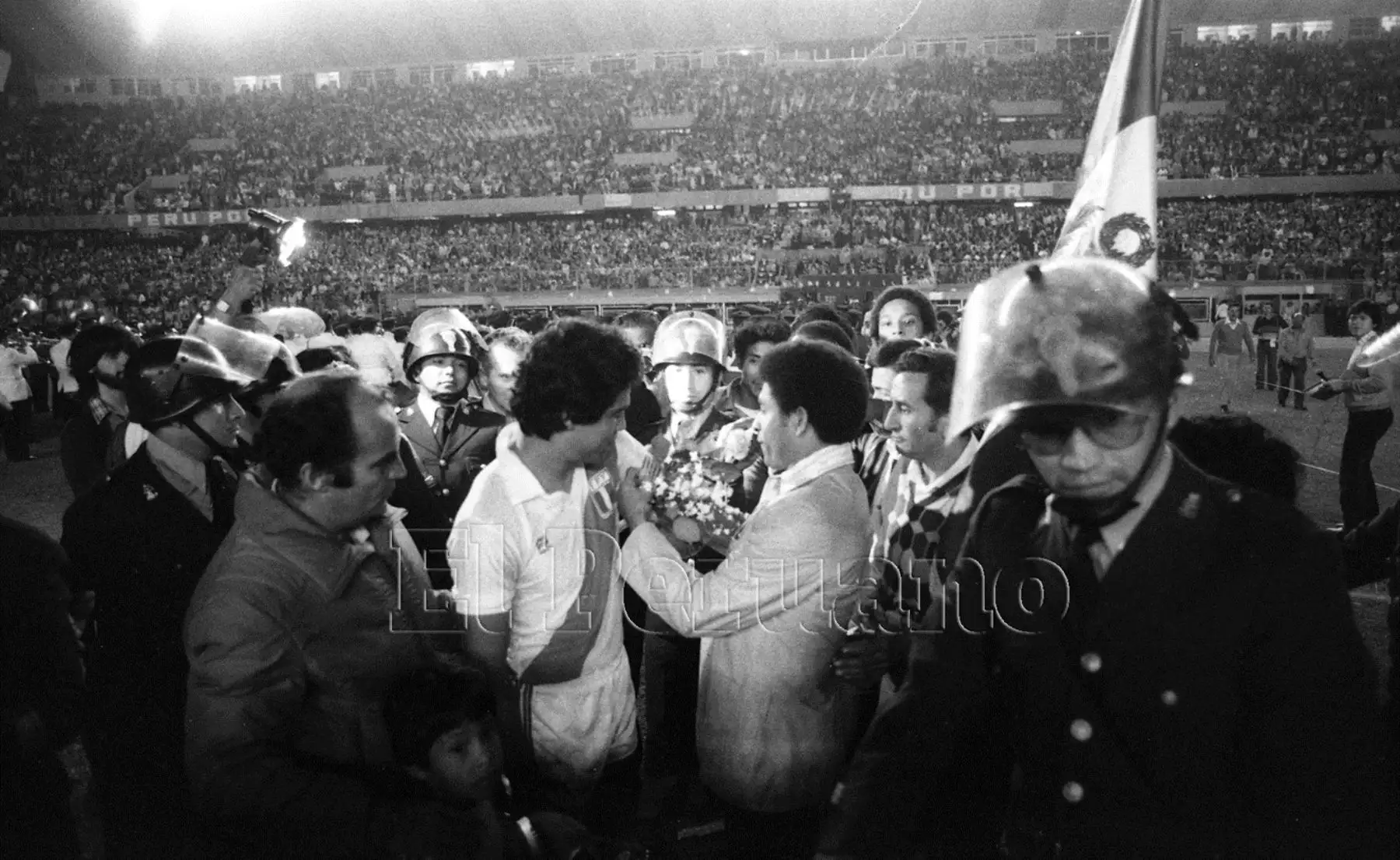 Lima - 26 mayo 1982 / Héctor Chumpitaz dejó la banda de capitán a Rubén "Panadero" Diaz. La selección nacional de fútbol se despidió con un claro y concluyente 3-1 ante el Paris Saint Germain.Foto:Archivo Histórico El Peruano