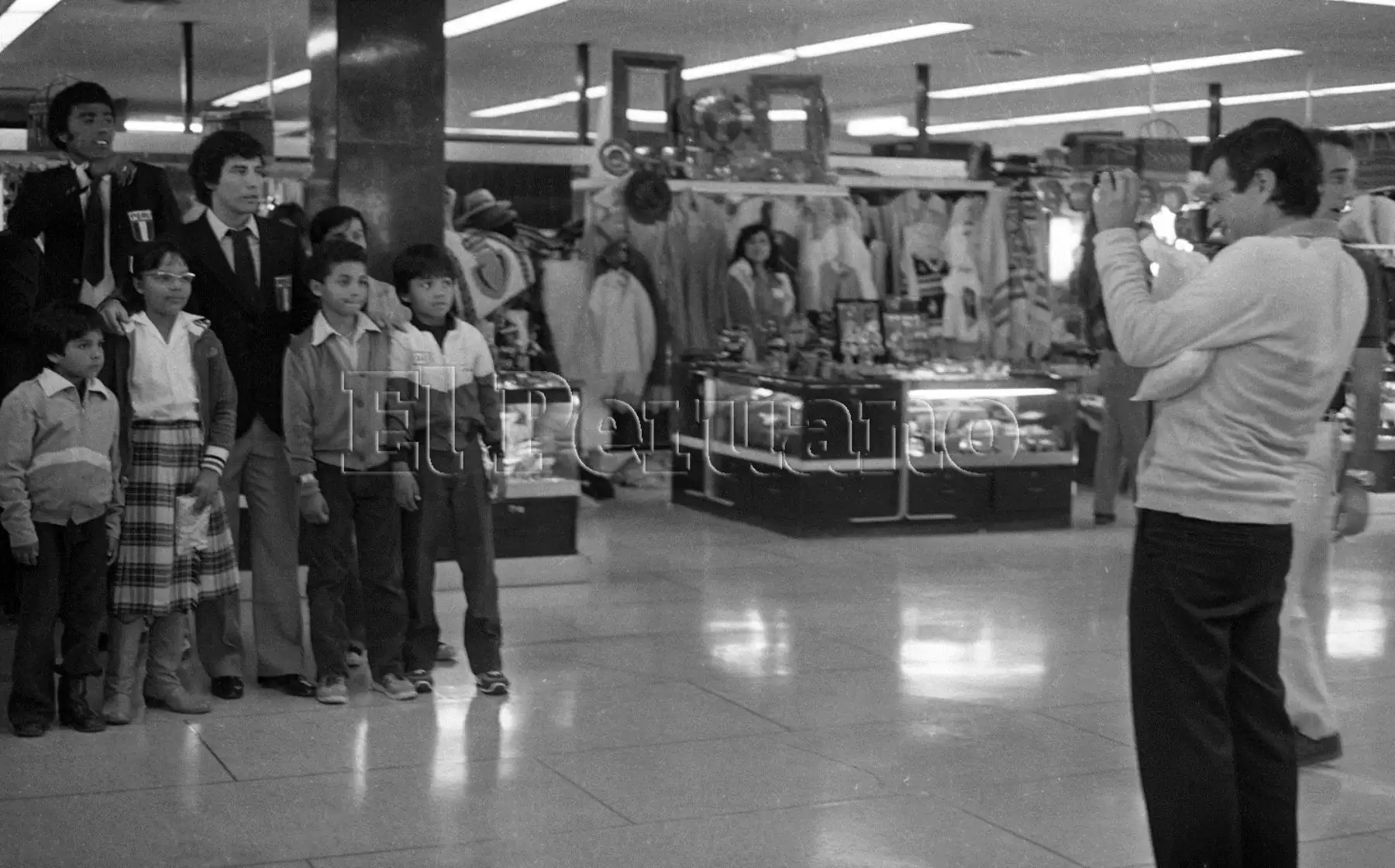Callao - 29 mayo 1982 / Una calurosa despedida brindó la afición  a la selección peruana de fútbol que viajó a Colonia, Alemania, donde se efectuará la parte final de su preparación, antes de iniciar su participación en el mundial de España 82.Foto:Archivo Histórico El Peruano