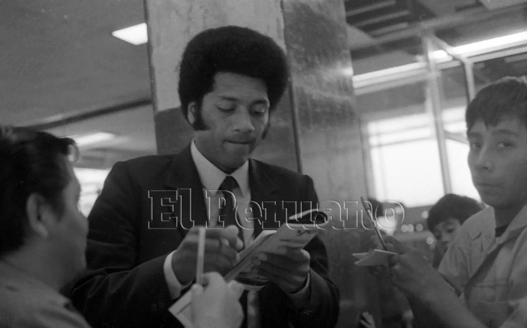 Callao - 29 mayo 1982 / José Velásquez.Una calurosa despedida brindó la afición  a la selección peruana de fútbol que viajó a Colonia, Alemania, donde se efectuará la parte final de su preparación, antes de iniciar su participación en el mundial de España 82.Foto:Archivo Histórico El Peruano