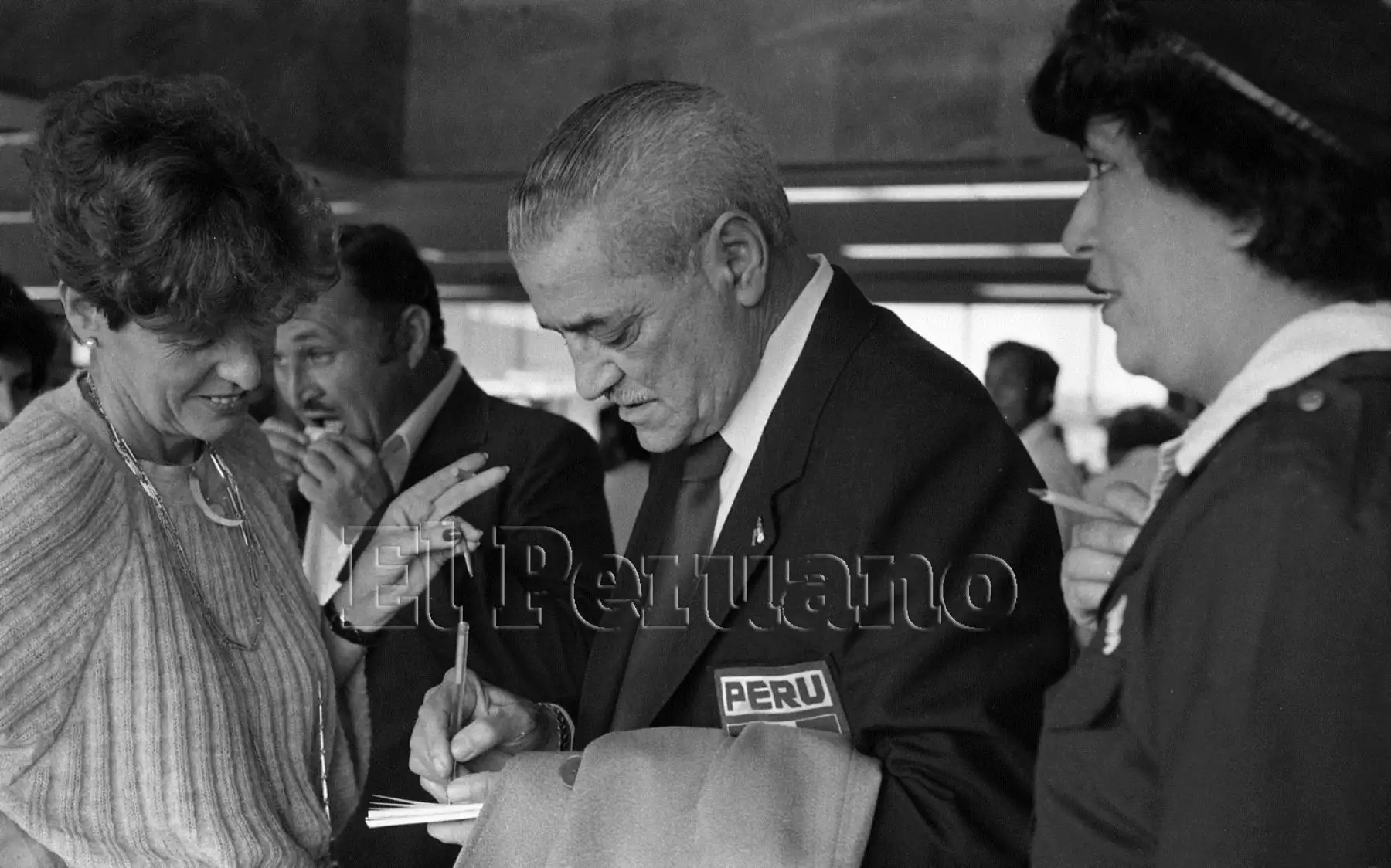Callao - 29 mayo 1982 /Elba de Padua Lima ¨Tim¨. Una calurosa despedida brindó la afición  a la selección peruana de fútbol que viajó a Colonia, Alemania, donde se efectuará la parte final de su preparación, antes de iniciar su participación en el mundial de España 82.Foto:Archivo Histórico El Peruano