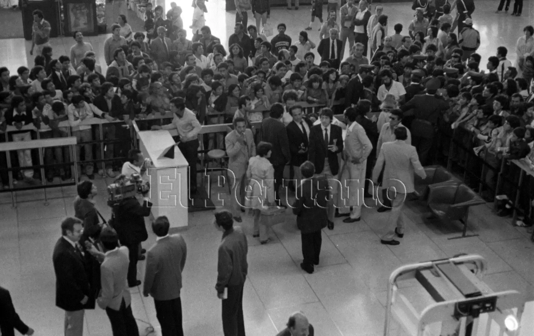 Callao - 29 mayo 1982 /Una calurosa despedida brindó la afición  a la selección peruana de fútbol que viajó a Colonia, Alemania, donde se efectuará la parte final de su preparación, antes de iniciar su participación en el mundial de España 82.Foto:Archivo Histórico El Peruano