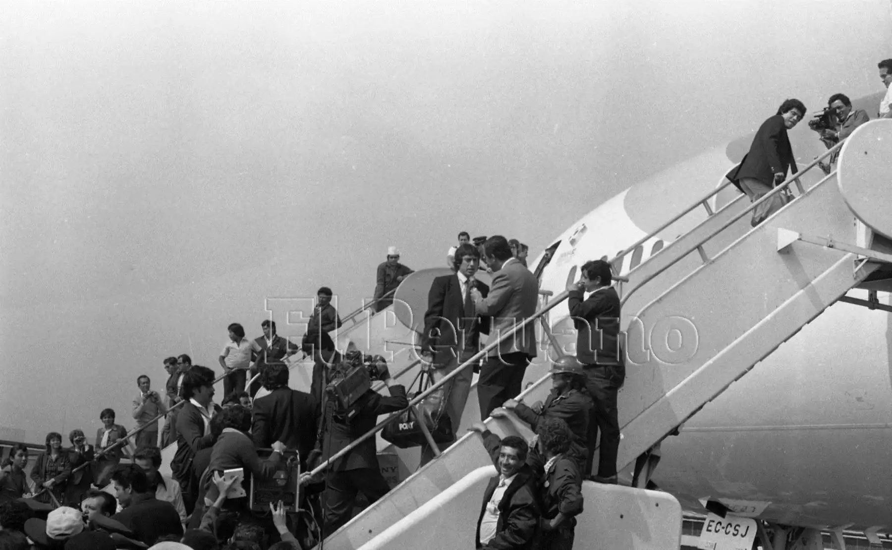 Callao - 29 mayo 1982 /Germán Leguía.Una calurosa despedida brindó la afición  a la selección peruana de fútbol que viajó a Colonia, Alemania, donde se efectuará la parte final de su preparación, antes de iniciar su participación en el mundial de España 82.Foto:Archivo Histórico El Peruano