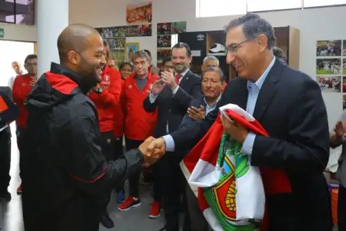 Martín Vizcarra se reunió en la Videna con la selección. Foto: Twitter.