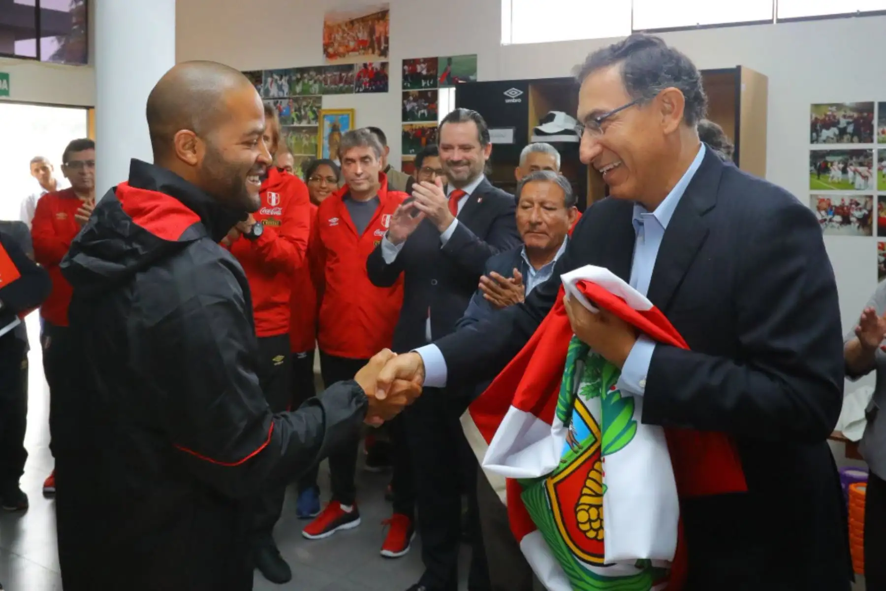 Martín Vizcarra se reunió en la Videna con la selección. Foto: Twitter.