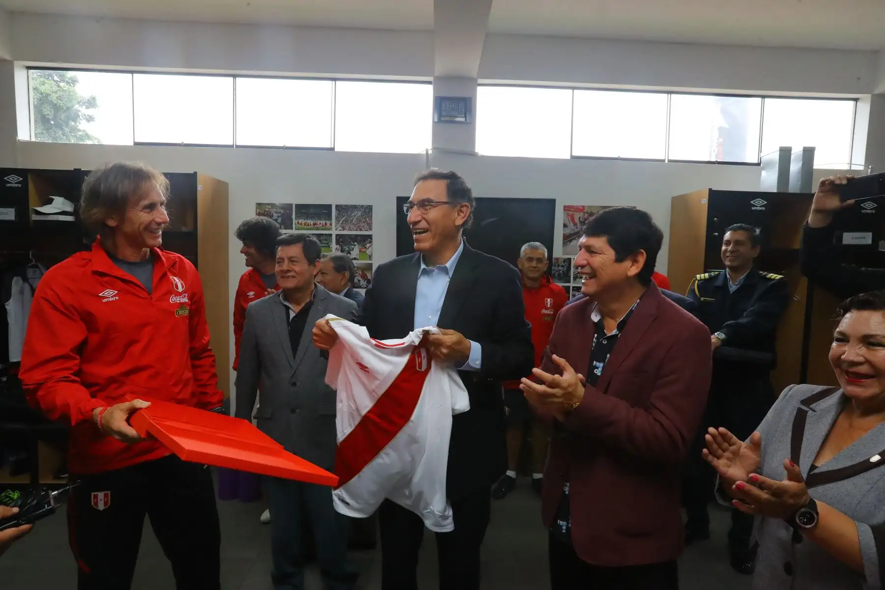 Jefe de Estado Martín Vizcarra, despide a la selección peruana de fútbol en la Videna. Foto:ANDINA /Presidencia