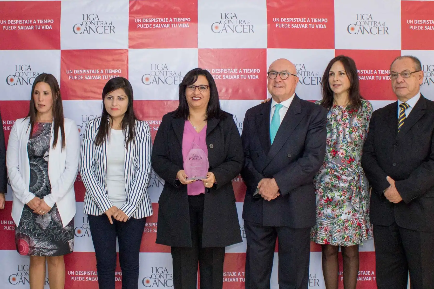 Primera Dama (al centro) asistió al evento de la Liga contra el Cáncer. Foto: Difusión