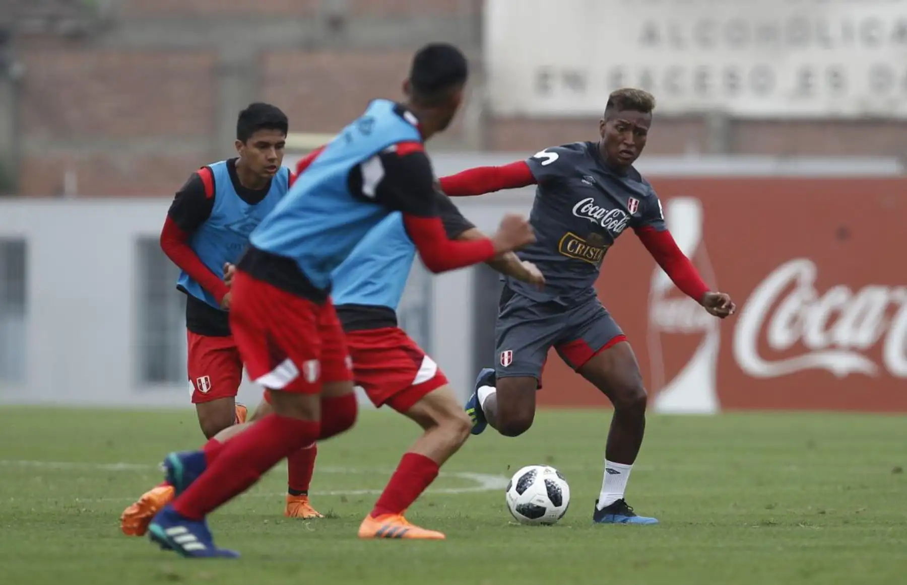 La Selección realizó su último entrenamiento en la Videna. Los muchachos que no iniciaron el encuentro ante Escocia, trabajaron con la Sub 20.Foto: ANDINA/FPF