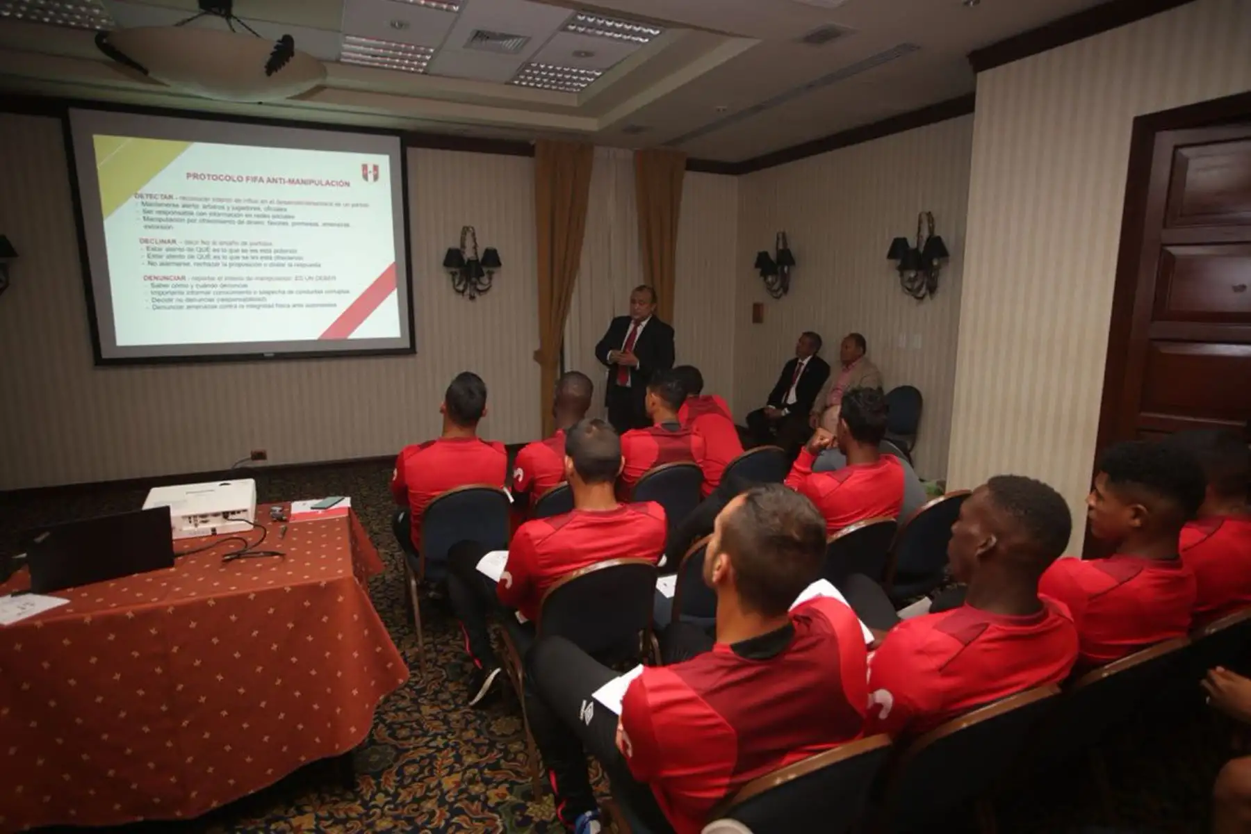 Jugadores y comando técnico de la Selección Mayor recibieron charla sobre integridad, a cargo del Gerente de Integridad FPF Angel Suárez.Foto:Andina/FPF