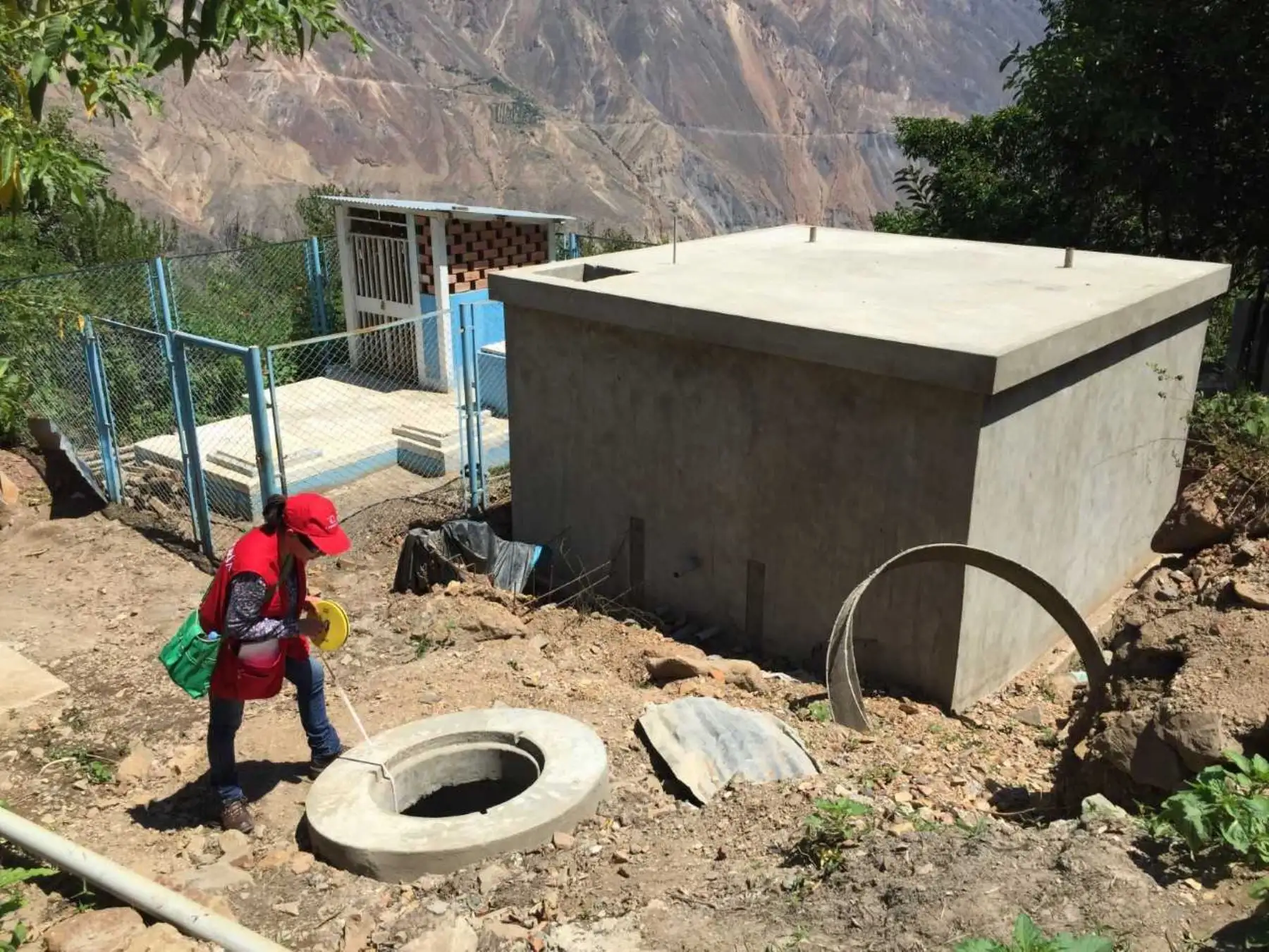 La Contraloría General de la República detectó riesgos, durante una visita de control, que podrían afectar la obra de mejoramiento del sistema de agua potable y alcantarillado sanitario en la localidad de Yuracmarca y el anexo de Nueva Esperanza, en la provincia de Huaylas, región Áncash, infraestructura que tiene un valor referencial de 10 millones 486,600 soles.