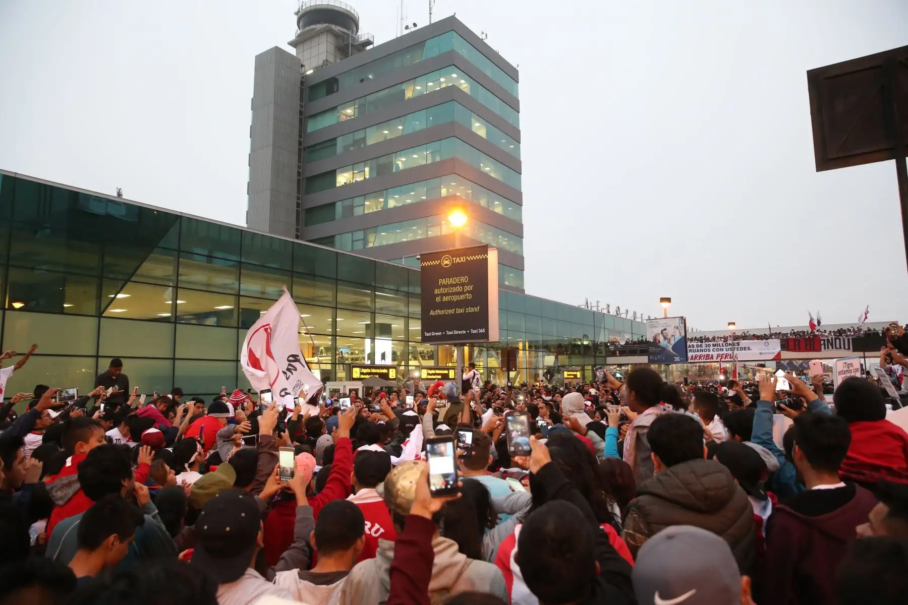 Multitudinaria concentración de hinchas en el aeropuerto Jorge Chávez para despedir a la selección. Foto: ANDINA/Dante Zegarra.